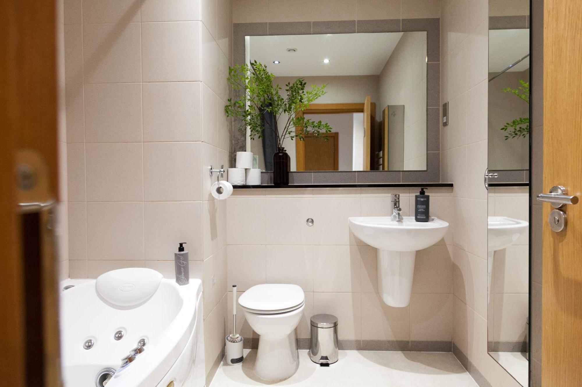 Weekly & Monthly Stays In Penthouse For Contractors Or Leisure Single Or Superking Beds Available Birkenhead Luaran gambar